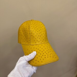 Boné de beisebol feito à mão em couro de avestruz: chapéu ajustável amarelo exótico