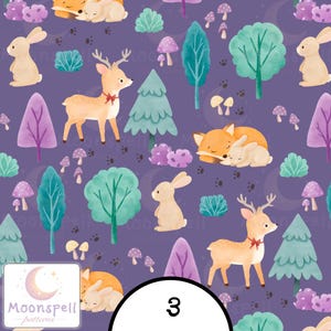 Puede incluir: Un patrón de tela con ilustraciones en acuarela de conejos color canela, ciervos con lazos rojos y zorros naranjas durmiendo sobre un fondo morado oscuro. El diseño incluye árboles de color verde azulado y morado, setas y huellas de animales.