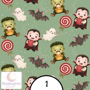 Puede incluir: Un patrón repetitivo sobre un fondo verde salvia que presenta ilustraciones de dibujos animados de fantasmas sosteniendo piruletas en espiral rojas y blancas, vampiros con manzanas rojas, monstruos verdes comiendo maíz dulce y pequeños murciélagos grises con estrellas blancas.