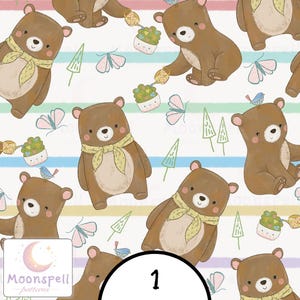 Puede incluir: Un patrón repetitivo que presenta osos marrones con pañuelos amarillos, pequeñas plantas en macetas, pájaros azules, polillas rosas y pinos verdes sobre un fondo blanco con rayas horizontales en colores pastel rosa, verde y azul.