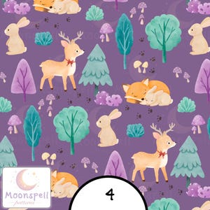 Puede incluir: Un patrón de tela sin costuras con fondo morado e ilustraciones de conejos color canela, zorros naranjas y ciervos con lazos rojos. El diseño incluye árboles de color verde azulado y morado, setas pequeñas y huellas de animales dispersas.