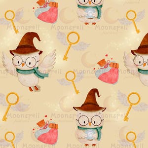 Puede incluir: Un patrón caprichoso con búhos de dibujos animados con gafas, bufandas y sombreros de mago. Llaves doradas y botellas de poción en forma de corazón con el texto "LOVE" están dispersas sobre un fondo crema con lunas y estrellas.