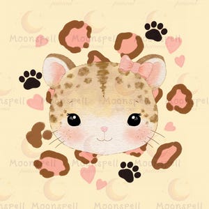 Puede incluir: Ilustración en acuarela de un lindo cachorro de leopardo con un lazo rosa, rodeado de huellas de patas, corazones y manchas de leopardo. El fondo es amarillo suave con patrones de luna creciente. La imagen tiene el texto "Moonspell patterns".