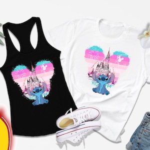 Op de afbeelding: Een zwart tanktop en een wit t-shirt met een blauw Stitch-personage voor een roze en blauw kasteel met vuurwerk. De tekst "WITH TANK TOP OPTIONS" staat in een gele spraakballon.