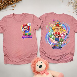 Peut inclure: Une tasse en c&eacute;ramique blanche avec une anse noire et le texte "But First, Coffee" en gras noir. La tasse contient un liquide fonc&eacute;, probablement du caf&eacute;, et repose sur une surface claire.