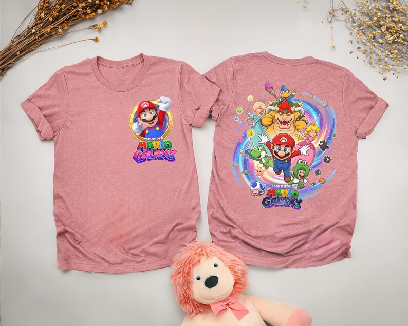 Peut inclure: Une tasse en c&eacute;ramique blanche avec une anse noire et le texte "But First, Coffee" en gras noir. La tasse contient un liquide fonc&eacute;, probablement du caf&eacute;, et repose sur une surface claire.