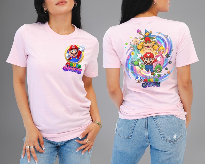 Peut inclure: T-shirt rose clair avec un graphisme color&eacute; de Mario du jeu vid&eacute;o Super Mario Galaxy. Le devant pr&eacute;sente un motif circulaire de Mario, tandis que le dos affiche un motif plus grand avec plusieurs personnages et le logo du jeu.