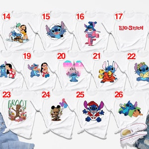 Op de afbeelding: Een verzameling van 12 witte T-shirts met verschillende cartoonfigurenontwerpen, waaronder Stitch, Lilo & Stitch, Groot, Mickey Mouse en een Disney-kasteel. De shirts zijn genummerd van 14 tot en met 26.