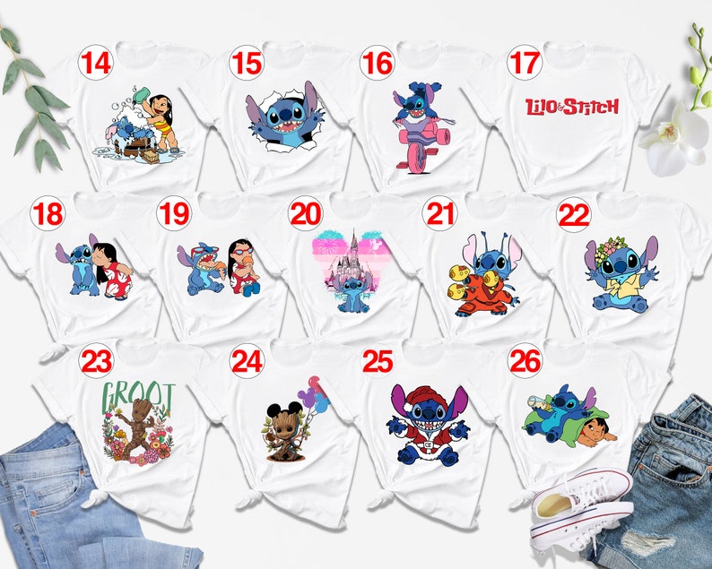 Op de afbeelding: Een verzameling van 12 witte T-shirts met verschillende cartoonfigurenontwerpen, waaronder Stitch, Lilo & Stitch, Groot, Mickey Mouse en een Disney-kasteel. De shirts zijn genummerd van 14 tot en met 26.