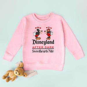 Sudadera Sweethearts Nite Disneyland After Dark, sudadera para el día de San Valentín, sudadera de Disneyland, suéter para viajes a Disney imagen 7