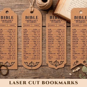 Puede incluir: Cuatro marcapáginas rectangulares de papel kraft con el texto BIBLE EMERGENCY NUMBERS, una lista de sentimientos y versículos bíblicos correspondientes. Cada marcapáginas tiene un agujero arriba y diseños cortados con láser en el borde inferior.