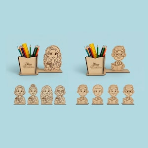 Puede incluir: Organizadores de escritorio de madera con portalápices y figuras de profesores. Los portalápices tienen el texto "Para la mejor Maestra" y están llenos de lápices de colores y una regla. Las figuras incluyen profesores leyendo libros y sosteniendo tazas de café.