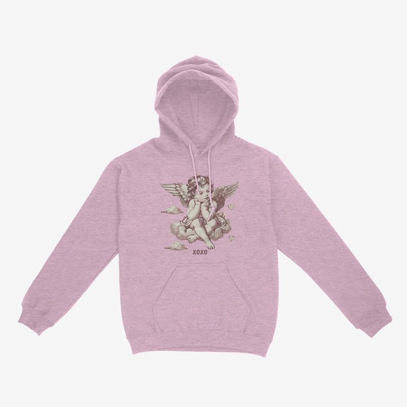 Pu&ograve; includere: Una felpa con cappuccio rosa chiaro con una grafica di un cherubino angelo con ali seduto su una nuvola. La grafica include il testo "XOXO".