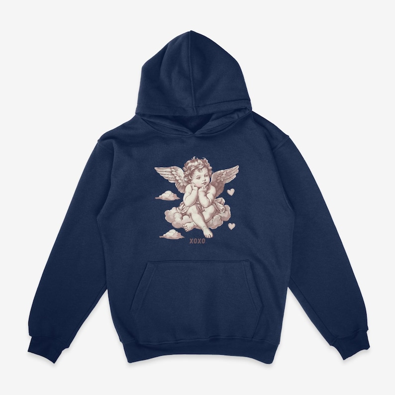 Pu&ograve; includere: Felpa con cappuccio blu navy con una grafica di un cherubino seduto su una nuvola con cuori e il testo "XOXO".