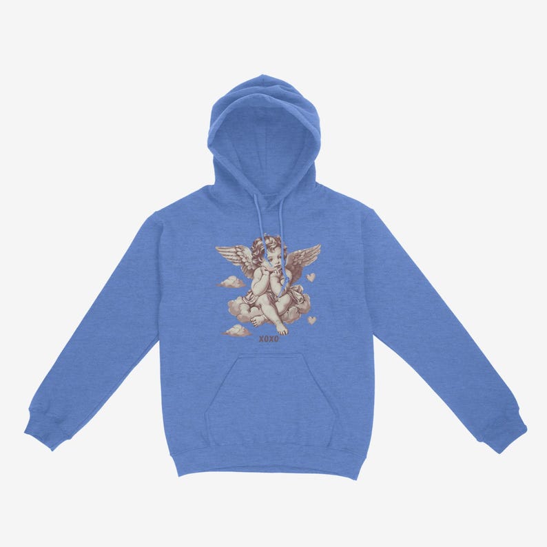 Pu&ograve; includere: Una felpa con cappuccio blu con una grafica di un cherubino seduto su una nuvola con cuori e il testo "XOXO".