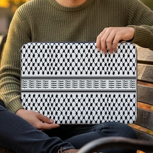 Capa para laptop com estampa palestina em preto e branco (Kefiyah), ideal para estudantes, professores e ativistas. Presente perfeito para quem busca um estilo de vida palestino.