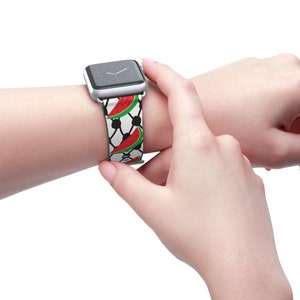Pode incluir: Um Apple Watch prateado com uma banda de padrão branco e preto com fatias de melancia vermelhas. A banda é feita de silicone e tem um visual esportivo.