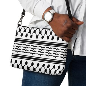 Palästina Umhängetasche Keffiyeh-inspirierte Schwarz & Weiß Kunstleder Schulter / Handgelenk Tasche Gaza Kufiya Handtasche Geschenk für Männer und Frauen. Salam.
