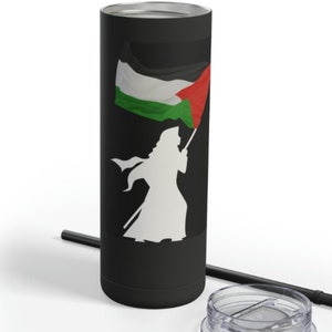 Taza termo con bandera de Gaza Lady Tumbler con mujer marchando sosteniendo una bandera palestina Regalo de solidaridad palestina para familiares amigos o colegas