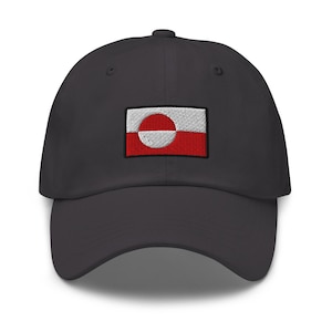 Puede incluir: Gorra de béisbol gris oscuro con un parche bordado de la bandera de Groenlandia. El diseño de la bandera incluye una banda horizontal blanca con un círculo rojo en la parte superior e inferior, sobre un fondo rojo.
