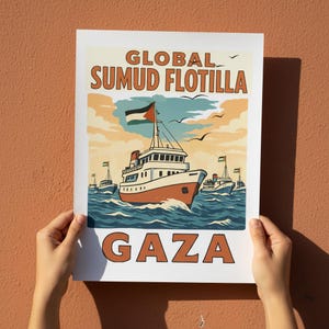 Pode incluir: Um cartaz com as palavras "GLOBAL SUMUD FLOTILLA GAZA" em laranja e castanho. A imagem mostra vários navios navegando em água azul, com bandeiras a ondear. O céu é uma mistura de azul, laranja e amarelo.