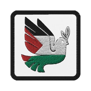 Può includere: Una toppa bianca con un bordo nero presenta una colomba stilizzata con un ramo d'ulivo nel becco. Le ali della colomba sono colorate con i colori della bandiera palestinese: nero, rosso, bianco e verde.