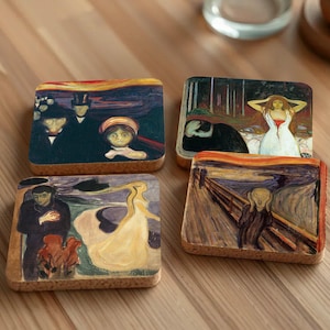 Op de afbeelding: Vier vierkante kurk onderzetters met beroemde schilderijen van Edvard Munch. De onderzetters tonen scènes uit "De Schreeuw", "Het Zieke Kind", "Vampier" en "Madonna".