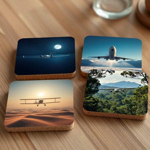 Pode incluir: Quatro diferentes bases de cortiça com imagens de aviões. Uma base apresenta um avião voando sobre uma paisagem desértica ao pôr do sol. Outra base mostra um avião voando sobre uma floresta verdejante e exuberante. A terceira base tem um avião voando sobre uma cordilheira de montanhas à noite com uma lua cheia no céu. A última base mostra um avião voando sobre uma massa de água durante o dia.