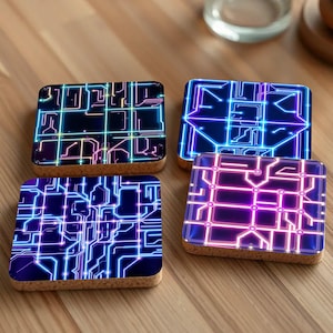 Op de afbeelding: Vier vierkante onderzetters met een donkerblauwe achtergrond en een neonroze en blauw printpatroon van een printplaat.