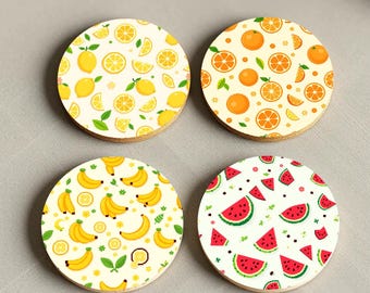 Zestaw podstawek pod owoce – wzory cytryny, pomarańczy, banana i arbuza z korkowym spodem, idealne do letniej dekoracji, kuchni i jako prezent na każdą okazję