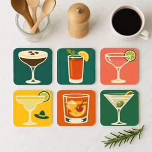 Könnte beinhalten: Sechs bunte Untersetzer mit verschiedenen Cocktail-Illustrationen. Jeder Untersetzer zeigt ein anderes Getränk, darunter eine Margarita, einen Bloody Mary, einen Cosmopolitan, einen Old Fashioned, einen Martini und einen Daiquiri.
