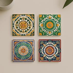 Puede incluir: Cuatro baldosas de cerámica cuadradas con intrincados diseños florales. Cada baldosa presenta una combinación de colores diferente: verde y amarillo, azul y verde, y rojo y azul. Las baldosas están dispuestas en forma cuadrada, mostrando sus patrones decorativos.
