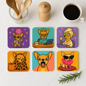 Op de afbeelding: Set van zes vierkante onderzetters met cartoonafbeeldingen van chihuahuas in verschillende situaties. De ontwerpen omvatten een dansende hond, een CEO-hond, een hond in een spa en een verraste hond. Kleuren: geel, paars, blauw.