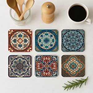 Puede incluir: Seis posavasos cuadrados con intrincados diseños de azulejos coloridos. Los posavasos presentan patrones en tonos azules, rojos y dorados, con motivos florales y geométricos. Un posavasos tiene la palabra "DUBAI".