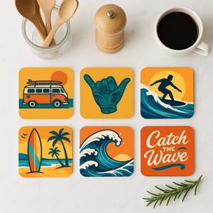 Op de afbeelding: Set van zes vierkante onderzetters met een strandthema. De onderzetters tonen een vintage busje, een golf, een handgebaar, een surfer, palmbomen en de tekst "Catch the Wave".