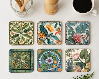 Op de afbeelding: Set van zes vierkante onderzetters met botanische ontwerpen. Elke onderzetter heeft een uniek bloemen- of bladerpatroon in groen, blauw, geel en roze. De onderzetters zijn gerangschikt op een wit oppervlak.