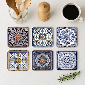Peut inclure: Six sous-verres en céramique bleu et blanc avec des motifs géométriques complexes. Les sous-verres présentent une variété de motifs, notamment des motifs floraux, des formes géométriques et des motifs abstraits. Les sous-verres sont parfaits pour protéger vos meubles des rayures et des déversements.