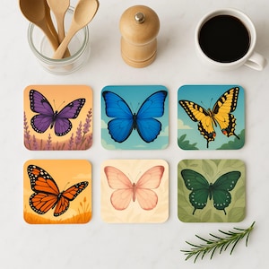 Puede incluir: Seis posavasos cuadrados con diferentes diseños de mariposas. Cada posavasos presenta una mariposa colorida sobre un fondo floral o de hojas. Los posavasos están hechos de un material duradero y son perfectos para proteger tus muebles de derrames y arañazos.