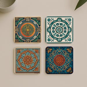 Może przedstawiać: Cztery kwadratowe podstawki z misternymi, kolorowymi wzorami. Każda podstawka ma unikalny wzór w odcieniach turkusu, pomarańczy, złota i niebieskiego. Wzory obejmują motywy kwiatowe i geometryczne, tworząc dekoracyjny zestaw.