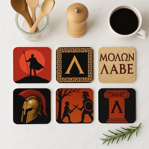Peut inclure: Six sous-verres carrés sur le thème spartiate en rouge, noir et or. Les sous-verres représentent un casque spartiate, un guerrier spartiate, une bordure de clé grecque, le mot grec "Molon Labe" et le symbole spartiate "Lambda".