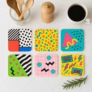 Op de afbeelding: Zes kleurrijke onderzetters met geometrische en retro patronen. De onderzetters hebben ontwerpen zoals stippen, strepen, zigzag en een cassetteband.