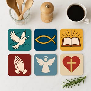 Può includere: Set di sei sottobicchieri quadrati con simboli religiosi. I disegni includono una colomba, un pesce, un libro aperto, mani in preghiera, un angelo e un cuore con una croce. I sottobicchieri sono in vari colori.