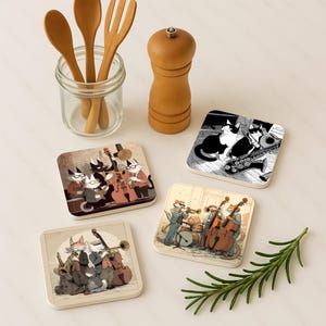 Peut inclure: Ensemble de cinq dessous de verre carrés en céramique, chacun orné d'illustrations de chats jouant d'instruments de musique. Les dessins représentent des chats jouant du jazz avec des instruments comme des saxophones et des contrebasses. La palette de couleurs comprend des tons noirs, blancs et sépia.