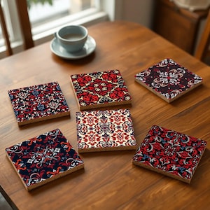 Peut inclure: Six sous-verres carrés avec des motifs complexes en rouge, bleu et blanc. Les sous-verres sont en liège et ont une surface lisse et polie.