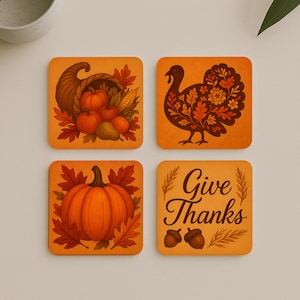 Könnte beinhalten: Set aus vier orangefarbenen und braunen Untersetzern mit Thanksgiving-Motiven. Ein Untersetzer zeigt ein Füllhorn voller Früchte, ein anderer einen Truthahn mit Blumenmustern, einer einen Kürbis und der letzte sagt "Give Thanks" mit Eicheln.