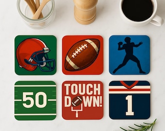 Könnte beinhalten: Satz mit sechs quadratischen Untersetzern mit Fußball-Motiv. Die Untersetzer zeigen einen Footballhelm, einen Football, einen Footballspieler, ein Trikot, ein Fußballfeld mit der Nummer 50 und die Worte "Touch Down!"