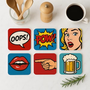 Può includere: Set di sei sottobicchieri quadrati a tema pop art. Ogni sottobicchiere presenta un design diverso, tra cui una nuvola di dialogo con la parola "OOPS!" in lettere rosse, una nuvola di dialogo con la parola "POW!" in lettere gialle, un viso di donna con un'espressione sorpresa, un labbro rosso, una mano che punta e un bicchiere di birra.