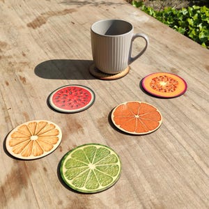 Posavasos redondos con forma de rodajas de fruta fresca: posavasos de naranja, limón, lima, sandía, maracuyá y kiwi para cocina y mesa de estilo rústico