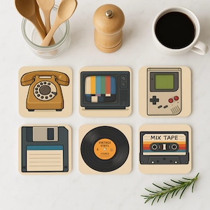 Pode incluir: Conjunto de seis  tapetes quadrados com ícones retrô. Os tapetes são bege com contornos marrons e apresentam um telefone de disco, uma televisão vintage com estática, um console de videogame, um disquete, um disco de vinil e uma fita cassete.