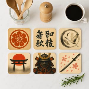 Könnte beinhalten: Sechs quadratische Untersetzer mit verschiedenen japanischen Designs. Die Untersetzer sind beige mit einem hellbraunen Rand. Die Designs beinhalten eine rote Blume, japanische Schriftzeichen, einen Kranich, einen Samurai, eine rote Sonne mit einem Torii-Tor und rosa Kirschblüten mit einem Katana.